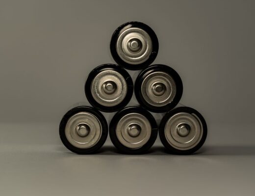 Een technicus die de levensduur van een thuisbatterij controleert in een moderne woning met zonnepanelen.