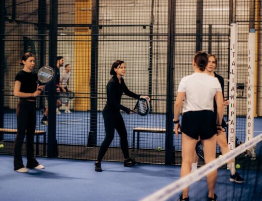 Een overzicht van verschillende padel rackets voor beginners en gevorderden, met focus op controle en comfort.